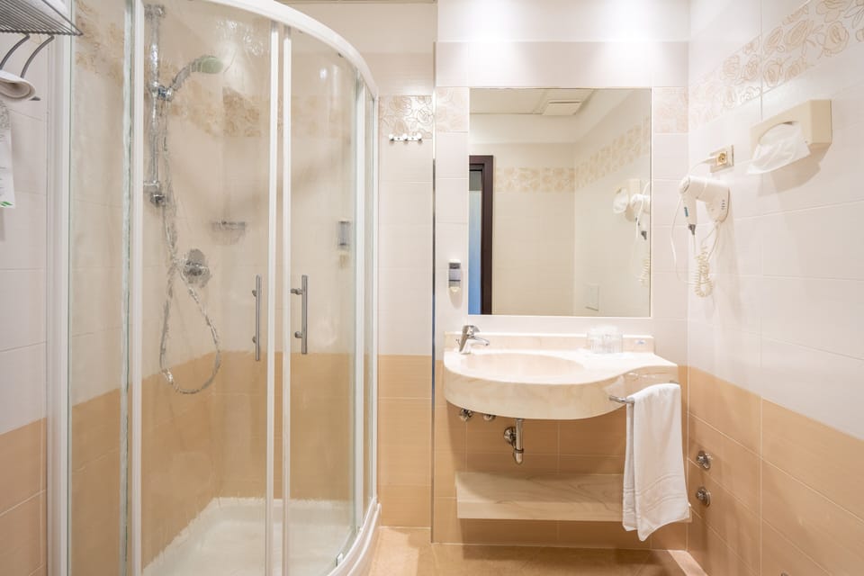 Triple Room | Premium bedding, minibar, in-room safe, desk