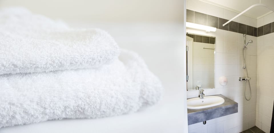 Basic Single Room, 1 Bedroom | Bathroom | Shower, towels