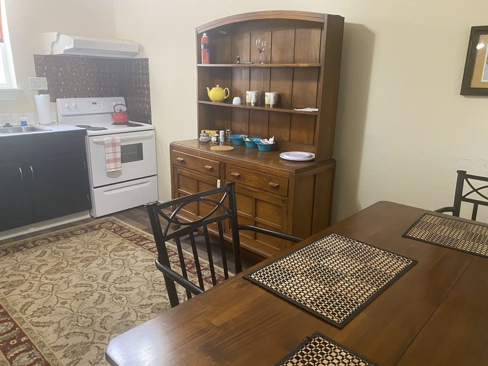 Fort Worth Cottage 1 King Bed, Kitchen, Ground Floor | Private kitchen | Fridge, microwave, highchair