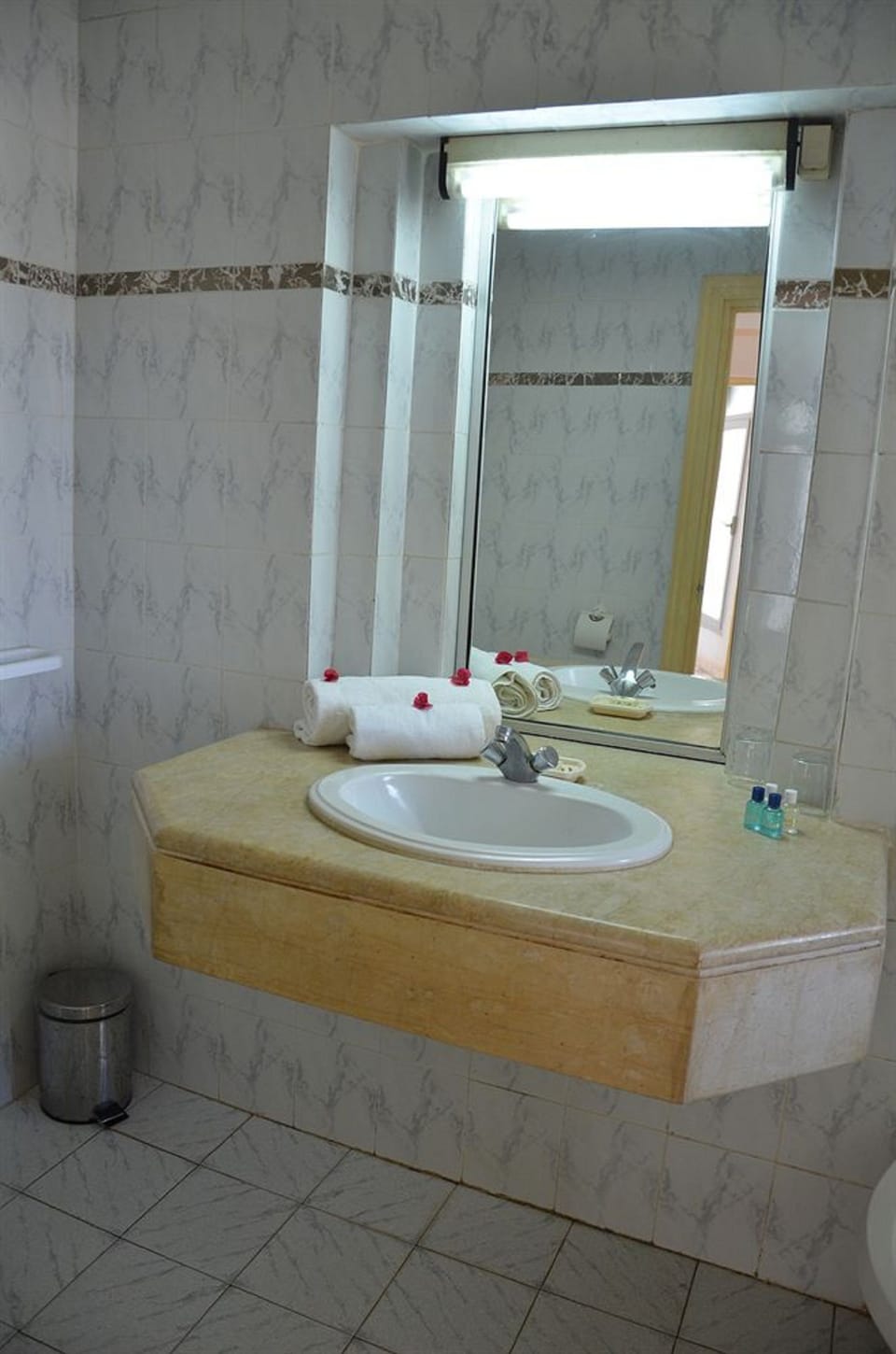 Bathtub, deep soaking tub, free toiletries, towels