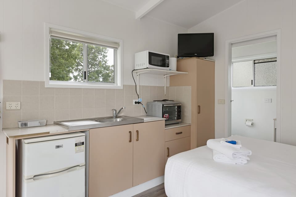 Standard Cabin (Sleeps 2) | Private kitchen | Coffee/tea maker, fridge, microwave, stovetop