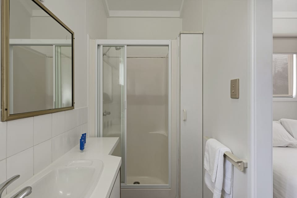 Standard Cabin (Sleeps 4) | Bathroom | Towels