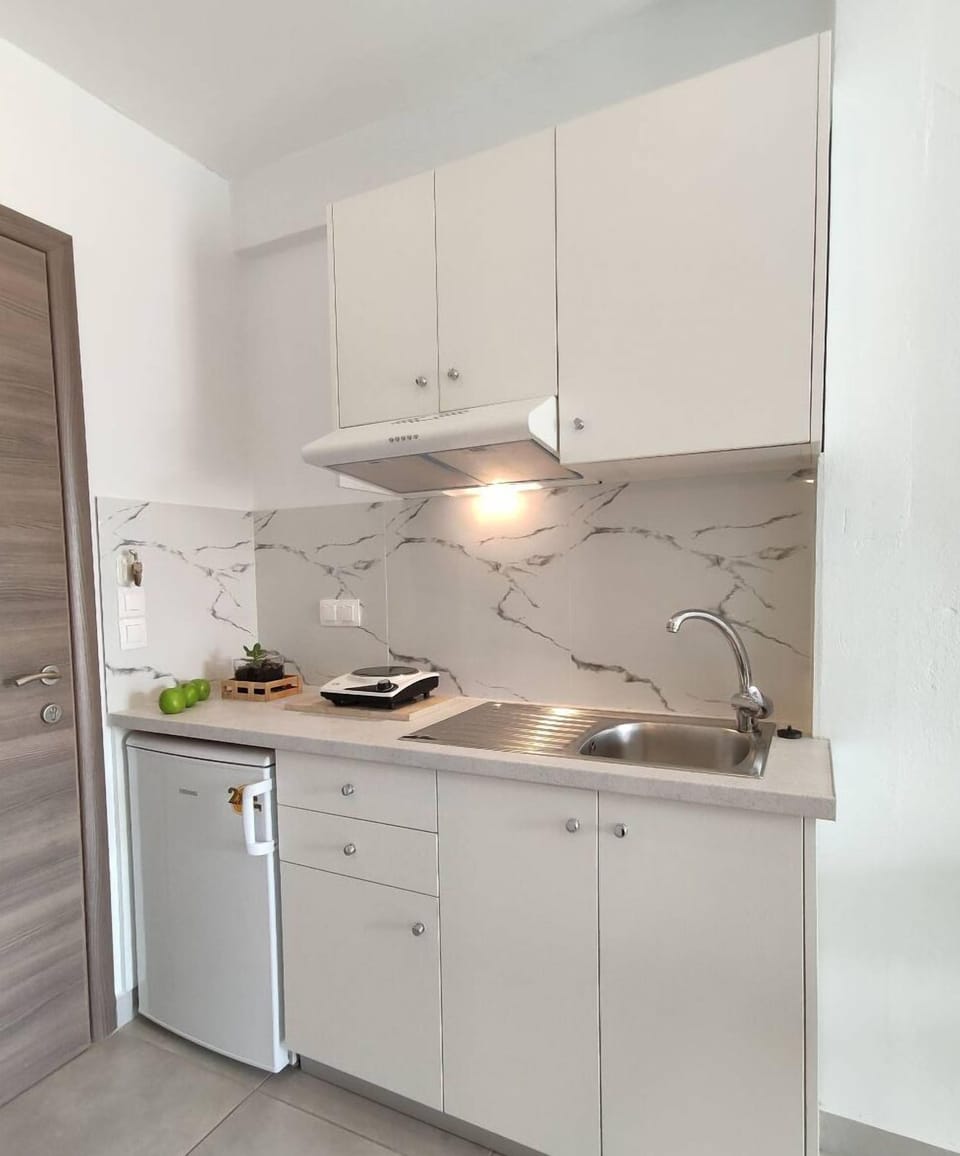 Fridge, stovetop, electric kettle, cookware/dishes/utensils