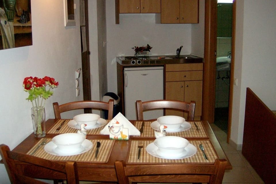 Fridge, stovetop, electric kettle, cookware/dishes/utensils