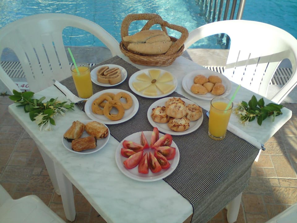 Fridge, stovetop, electric kettle, cookware/dishes/utensils