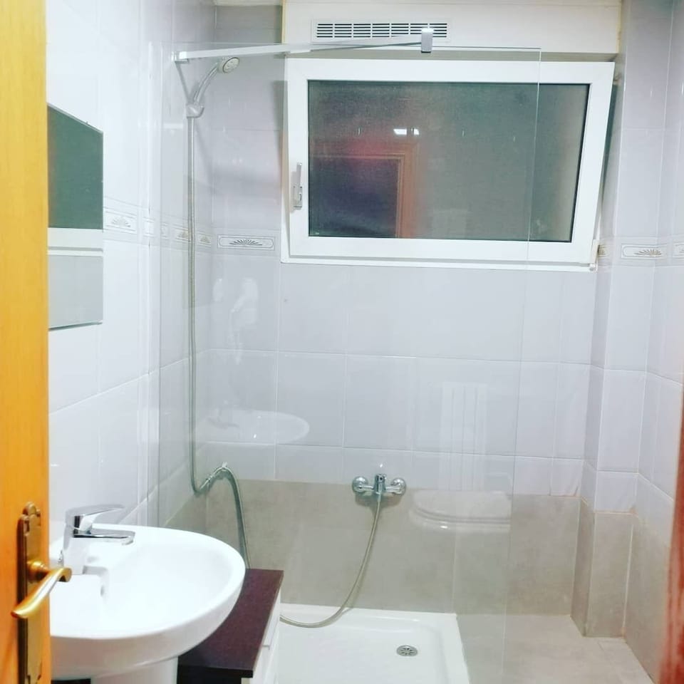 Twin Room (nº 3) | Bathroom | Free toiletries, towels