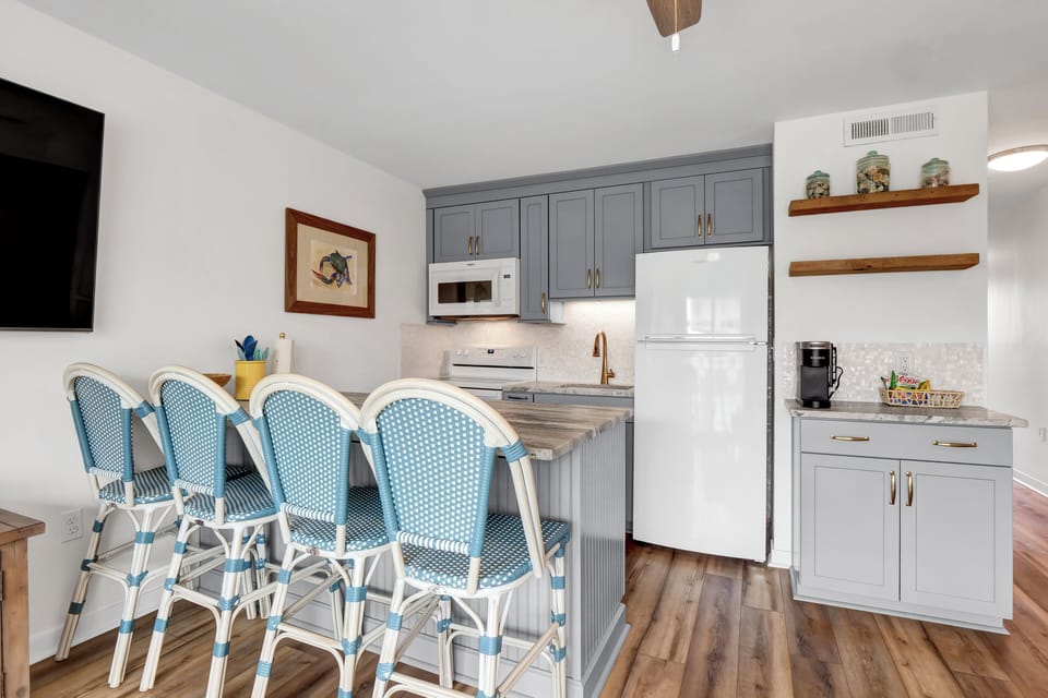 Exclusive Suite, 1 King Bed with Sofa bed, Kitchen, Ocean View | Private kitchen | Fridge, microwave, stovetop, coffee/tea maker