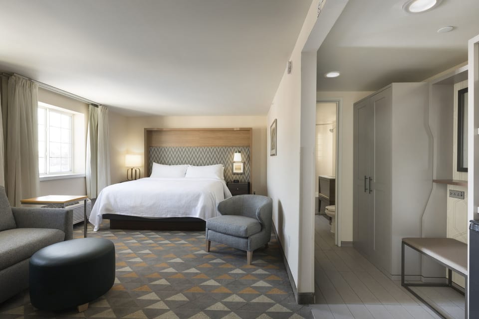 1 bedroom, premium bedding, desk, laptop workspace