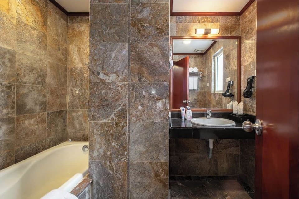 Superior Twin Room | Bathroom | Shower, free toiletries, hair dryer, bathrobes