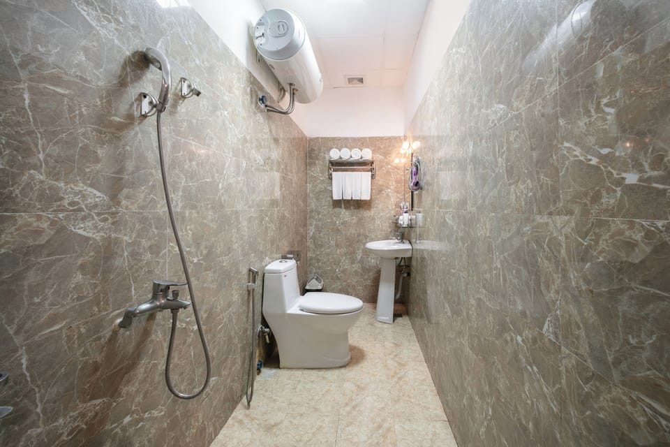 Family Room | Bathroom | Shower, free toiletries, hair dryer, bathrobes