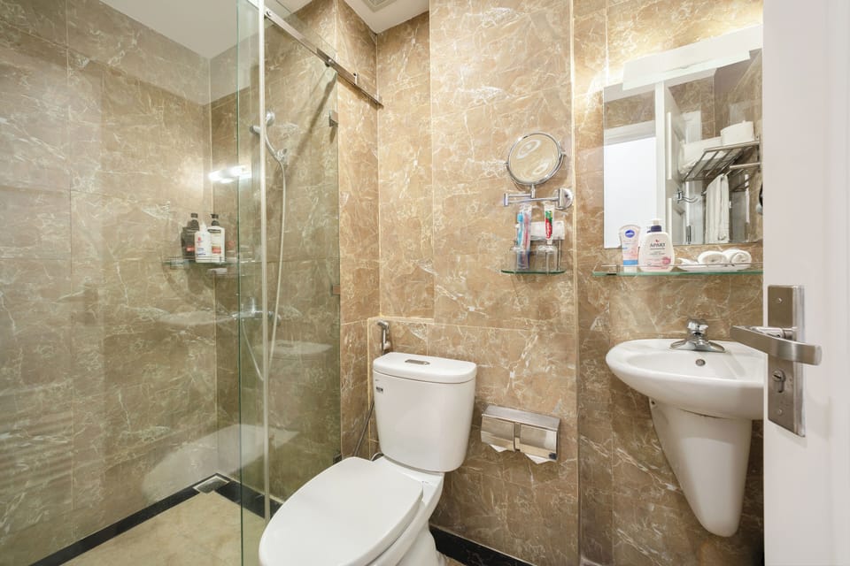 Premium Deluxe Room | Bathroom | Shower, free toiletries, hair dryer, bathrobes