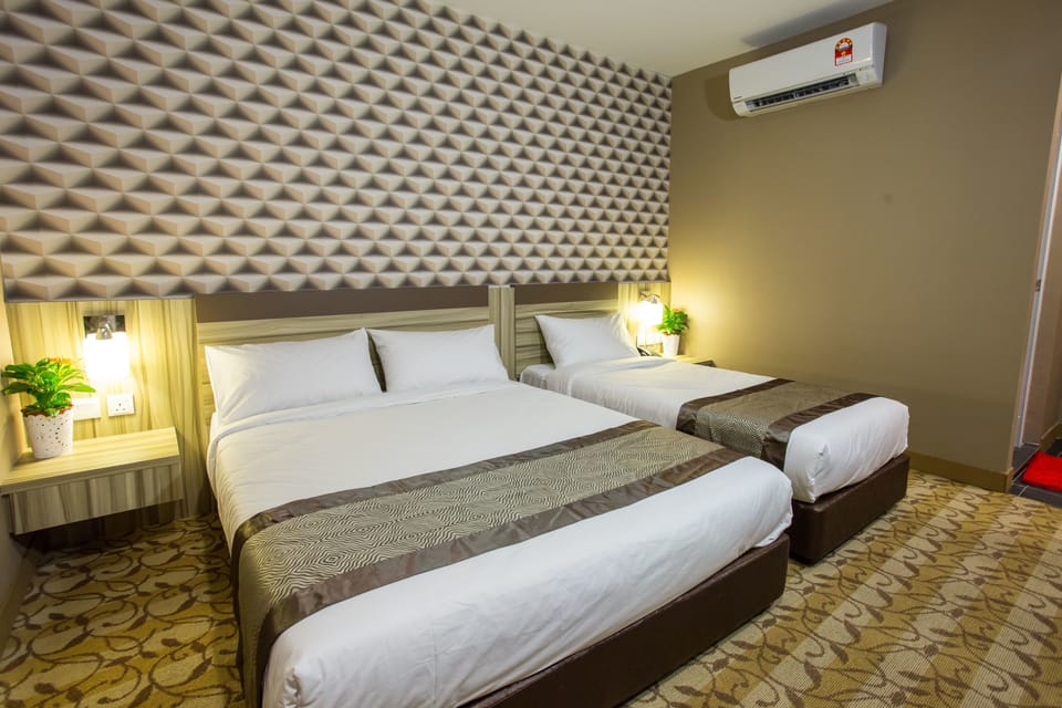 Triple Room | Minibar, desk, soundproofing, rollaway beds