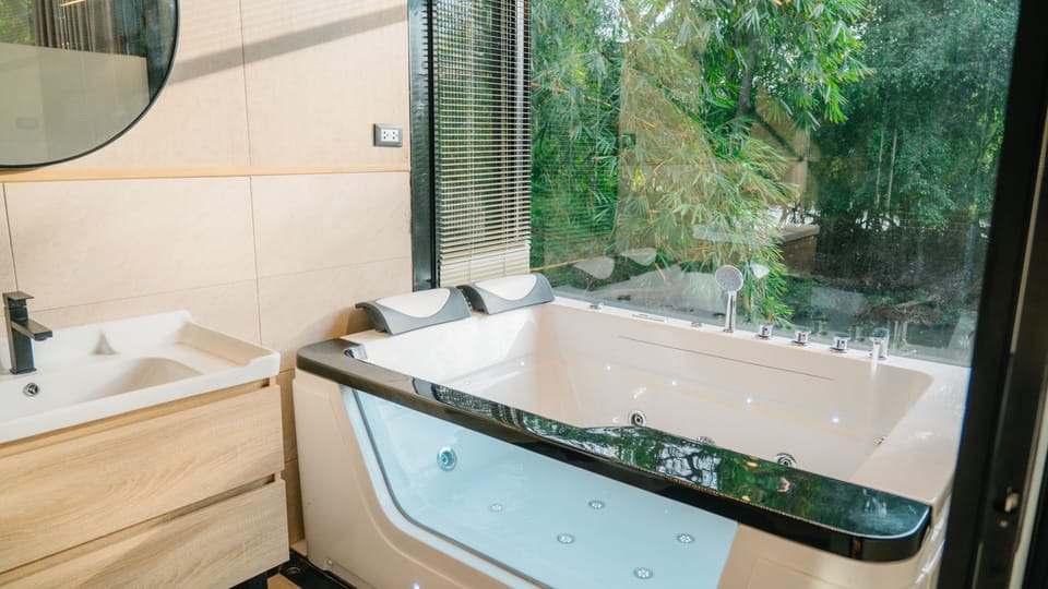 Panoramic Riverside Cabin with Jacuzzi | Bathroom | Free toiletries, hair dryer, bidet, towels