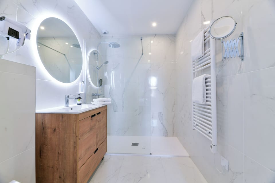 Deluxe Double Room | Bathroom | Shower, eco-friendly toiletries, hair dryer, towels