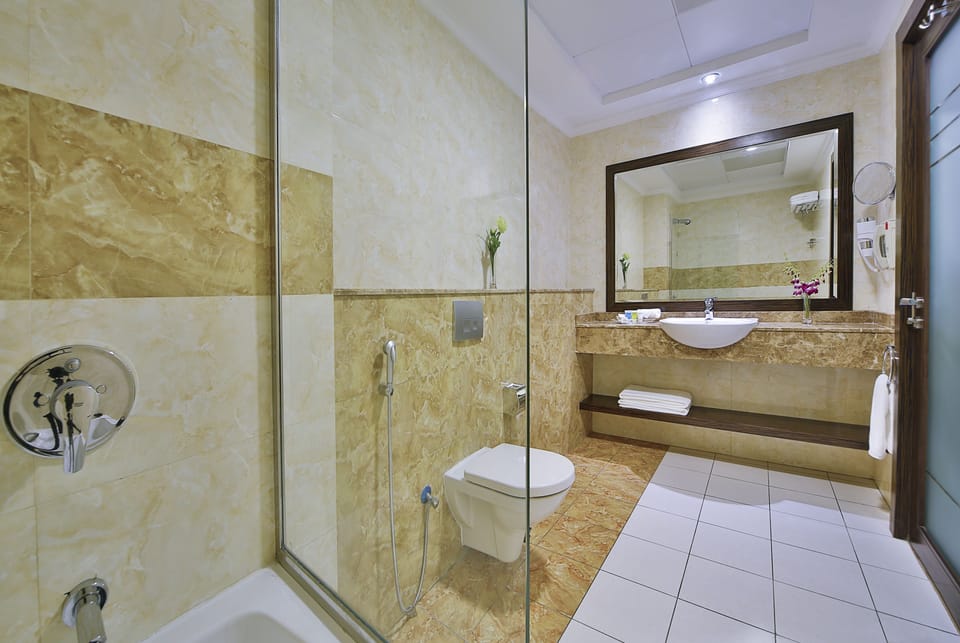 Deluxe Triple Room | Bathroom | Combined shower/tub, free toiletries, hair dryer, bidet