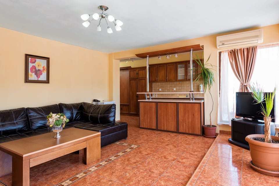 Apartment (Free WiFi & Parking) | Minibar, desk, laptop workspace, soundproofing