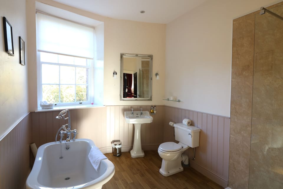 Premium Quadruple Room, Courtyard View | Individually decorated, individually furnished, soundproofing