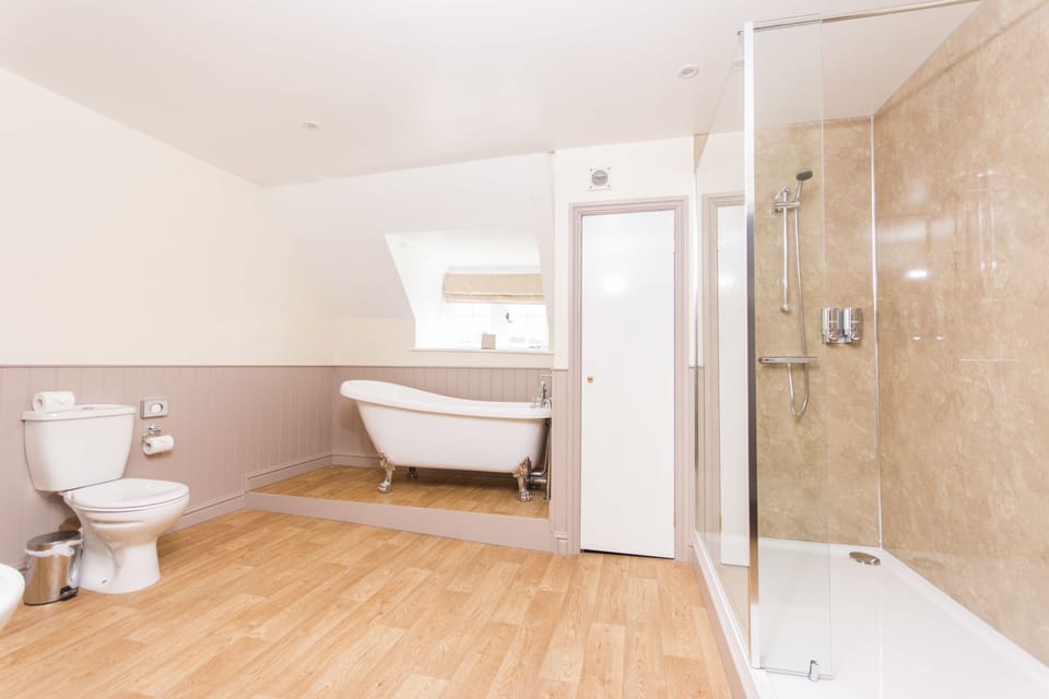 Deluxe Penthouse, 1 King Bed, Mountain View, Garden Area | Bathroom | Free toiletries, hair dryer, towels