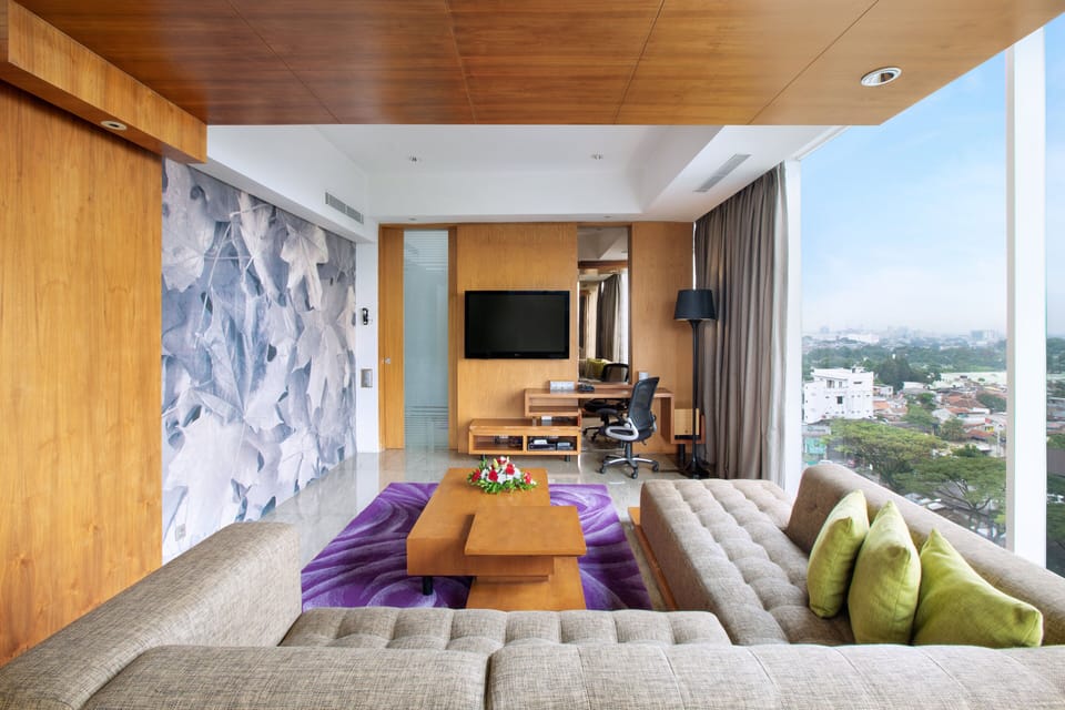 Suite, 1 King Bed (Governor) | Minibar, in-room safe, desk, laptop workspace