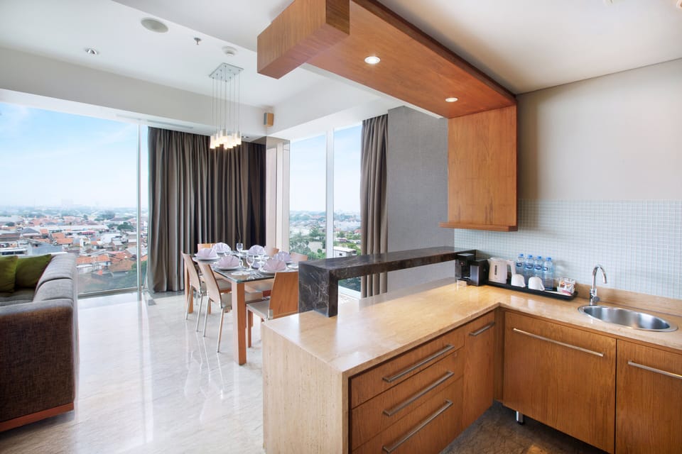 Suite, 1 King Bed (Governor) | Minibar, in-room safe, desk, laptop workspace