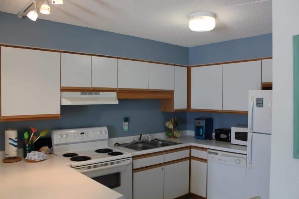 Condo, 1 Bedroom, Balcony, Beachfront (52) | Private kitchen | Full-size fridge, microwave, oven, stovetop