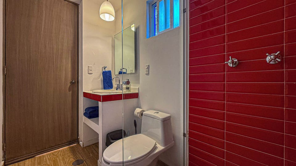 Habitación triple | Bathroom | Shower, free toiletries, hair dryer, towels