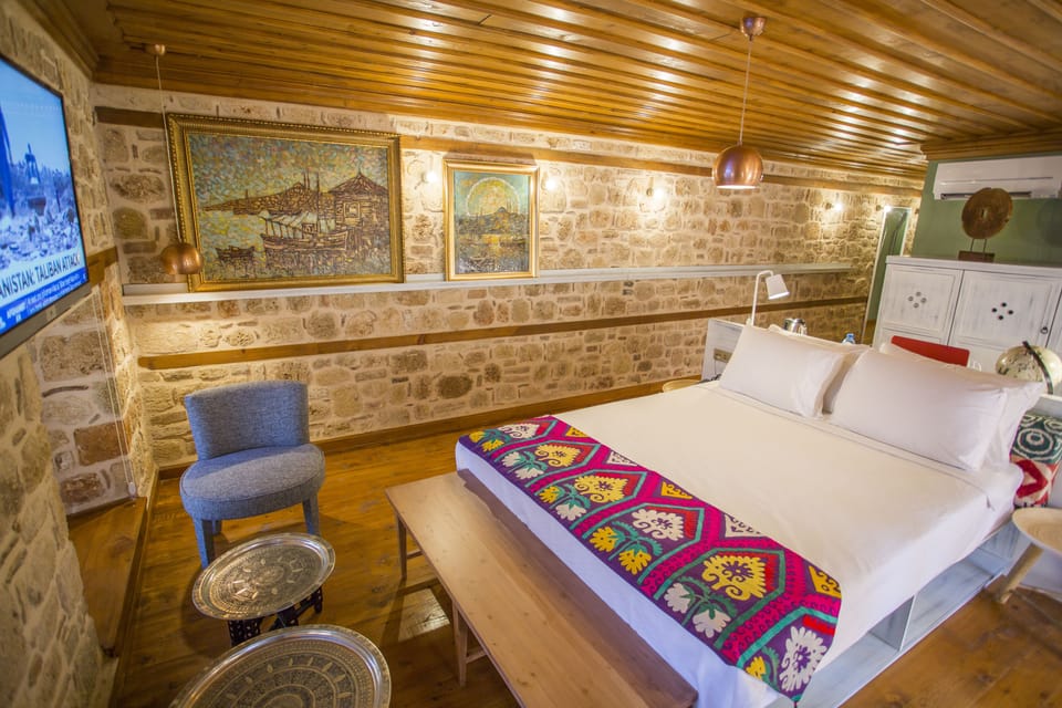 Deluxe Room | Minibar, in-room safe, desk, iron/ironing board