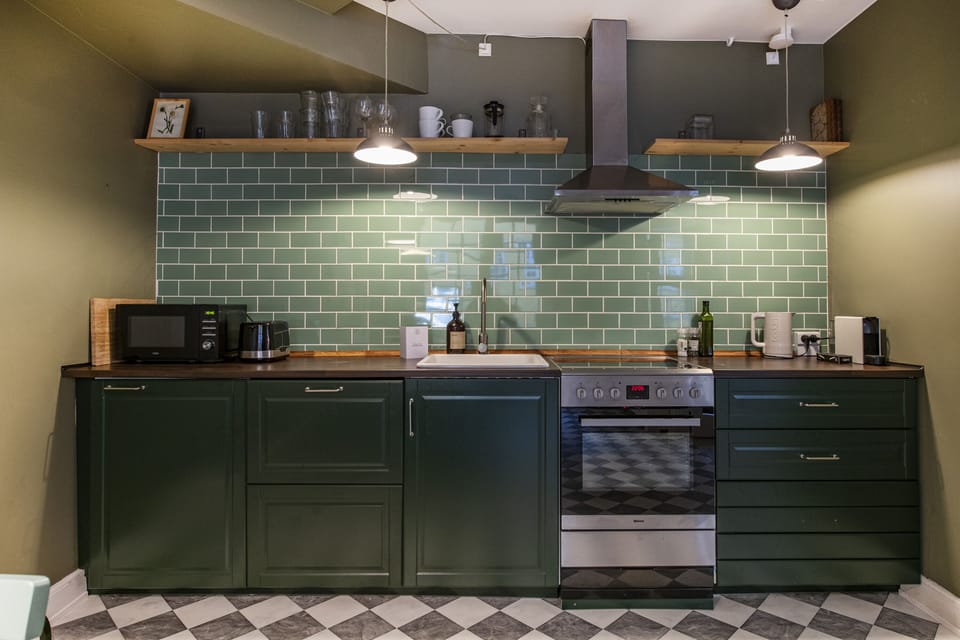 Apartment, 3 Bedrooms, Kitchen | Private kitchen | Fridge, microwave, oven, stovetop