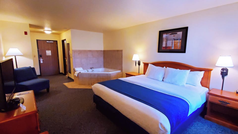 1 King Bed Nonsmoking with Hot Tub | Desk, iron/ironing board, free WiFi, bed sheets