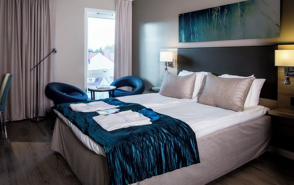 Standard Room, 1 Queen Bed | Premium bedding, desk, soundproofing, cribs/infant beds