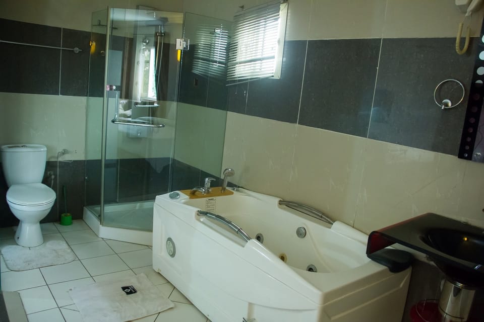 Linton Host  | Bathroom | Shower, hair dryer, towels