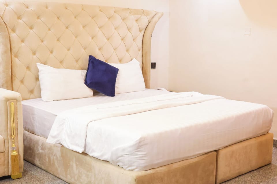Deluxe Room | In-room safe, desk, laptop workspace, blackout drapes