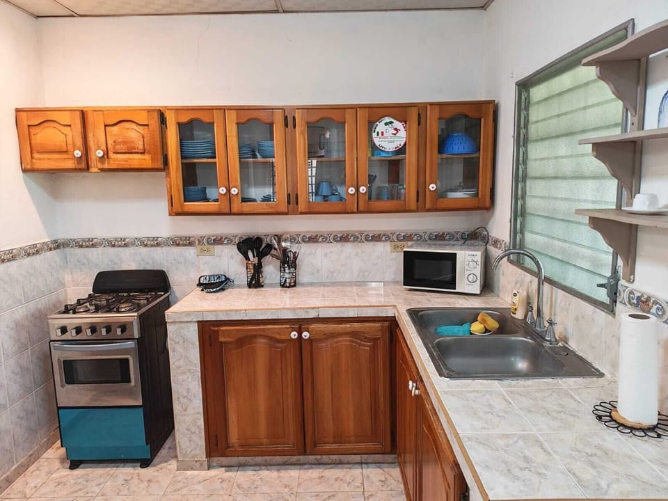 Family House, 3 Bedrooms, Garden View | Private kitchen | Fridge, microwave, oven, stovetop