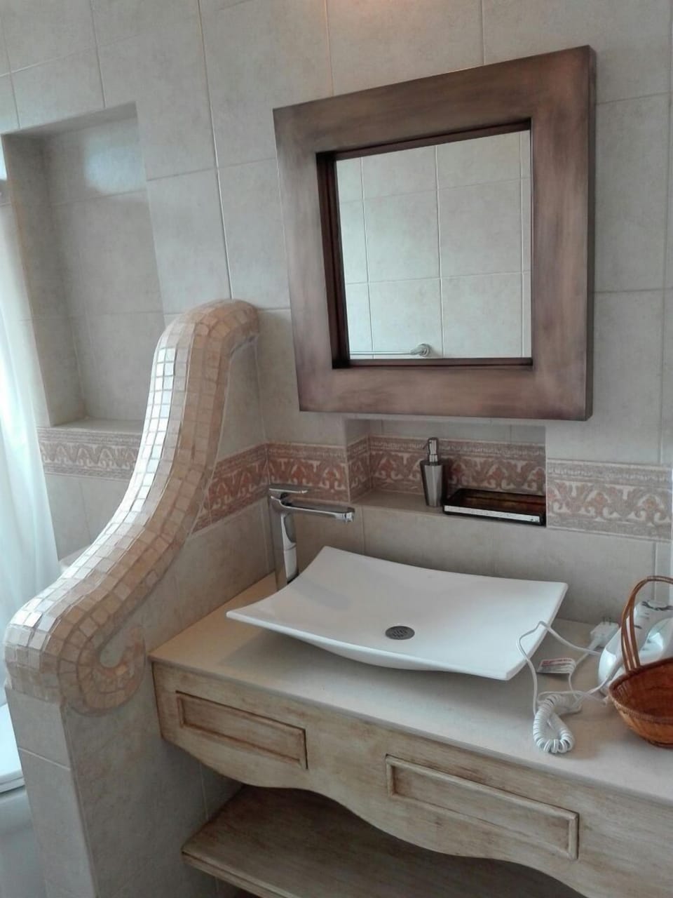 Shower, free toiletries, hair dryer, towels