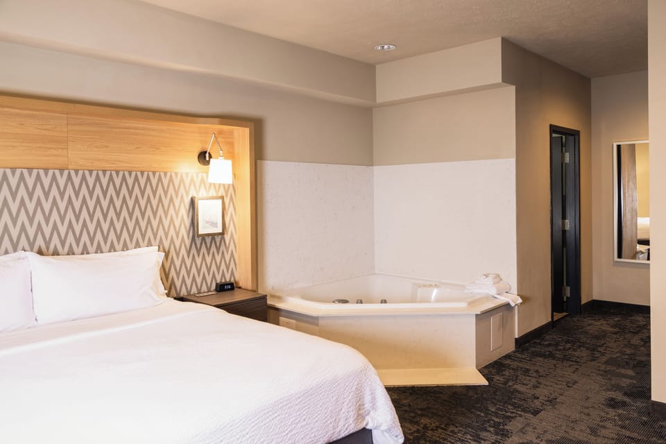 Suite, 1 King Bed, Jetted Tub | Blackout drapes, iron/ironing board, WiFi, bed sheets