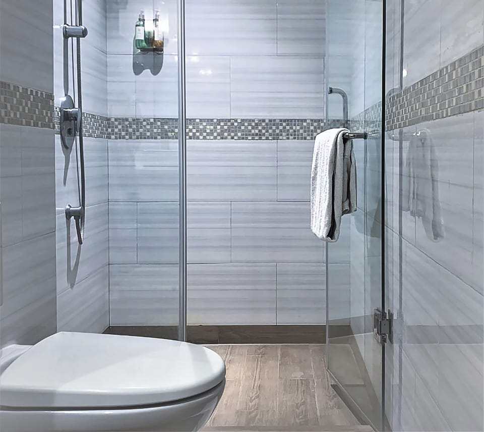 Room, 2 Twin Beds | Bathroom | Shower, free toiletries, hair dryer, bathrobes