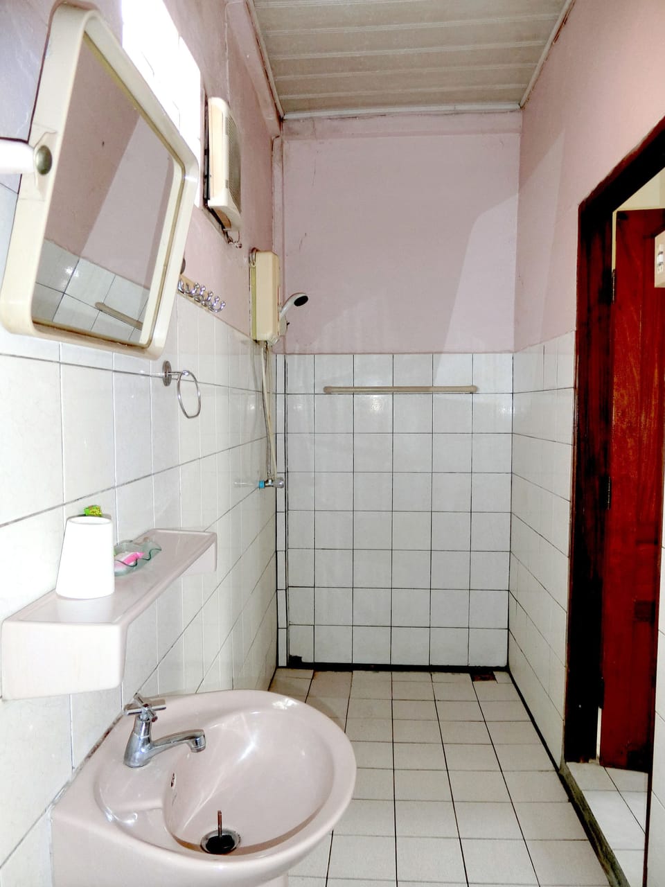 Standard Twin Room | Bathroom | Shower, free toiletries, towels