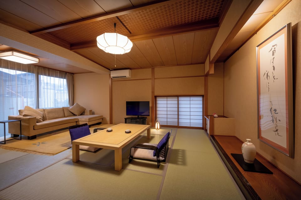 Deluxe Room, Non Smoking | Down comforters, in-room safe, WiFi (free), bed sheets