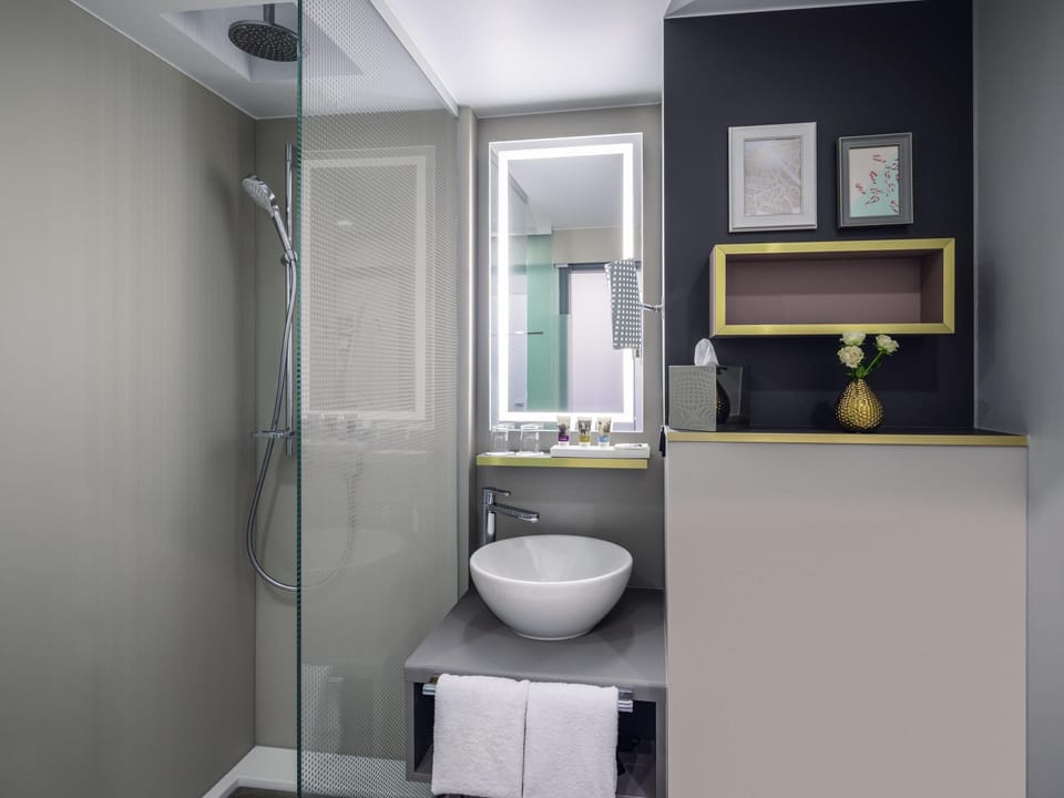 Privilege, Double Room, 1 Queen Bed | Hypo-allergenic bedding, minibar, in-room safe, desk