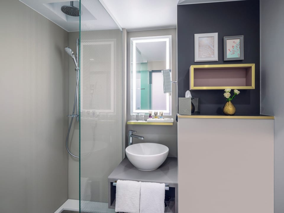 Privilege, Double Room, 1 Queen Bed | Bathroom | Eco-friendly toiletries, hair dryer, towels, soap