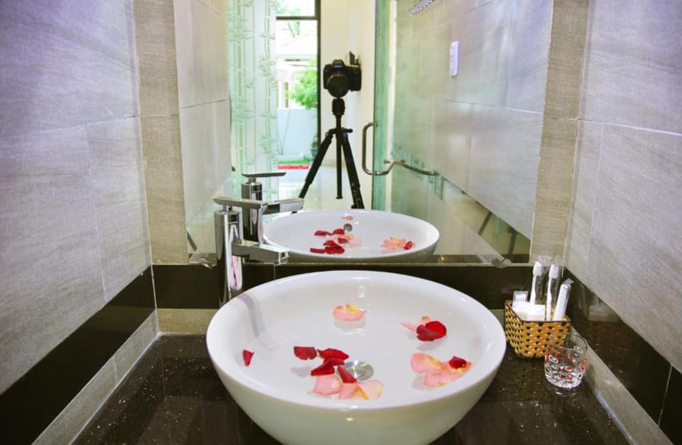 Deluxe Double or Twin Room | Bathroom | Shower, hydromassage showerhead, designer toiletries, hair dryer