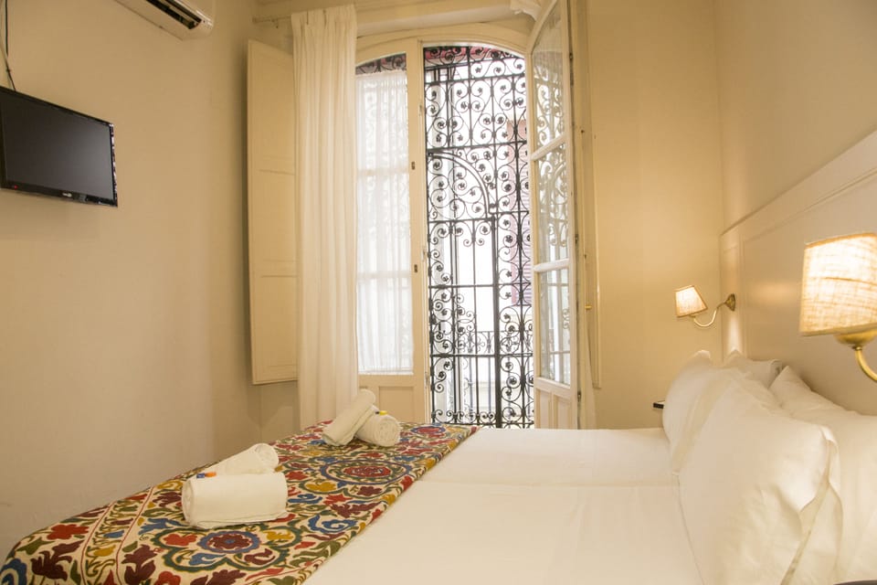 Deluxe Double Room | Soundproofing, iron/ironing board, free WiFi, bed sheets