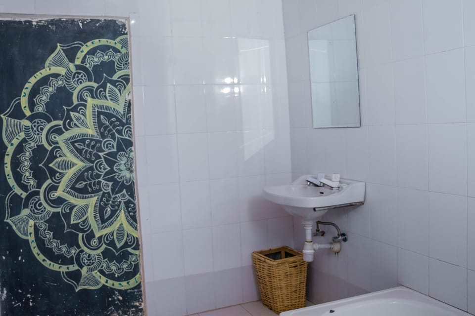 Family Quadruple Room | Bathroom | Slippers, towels