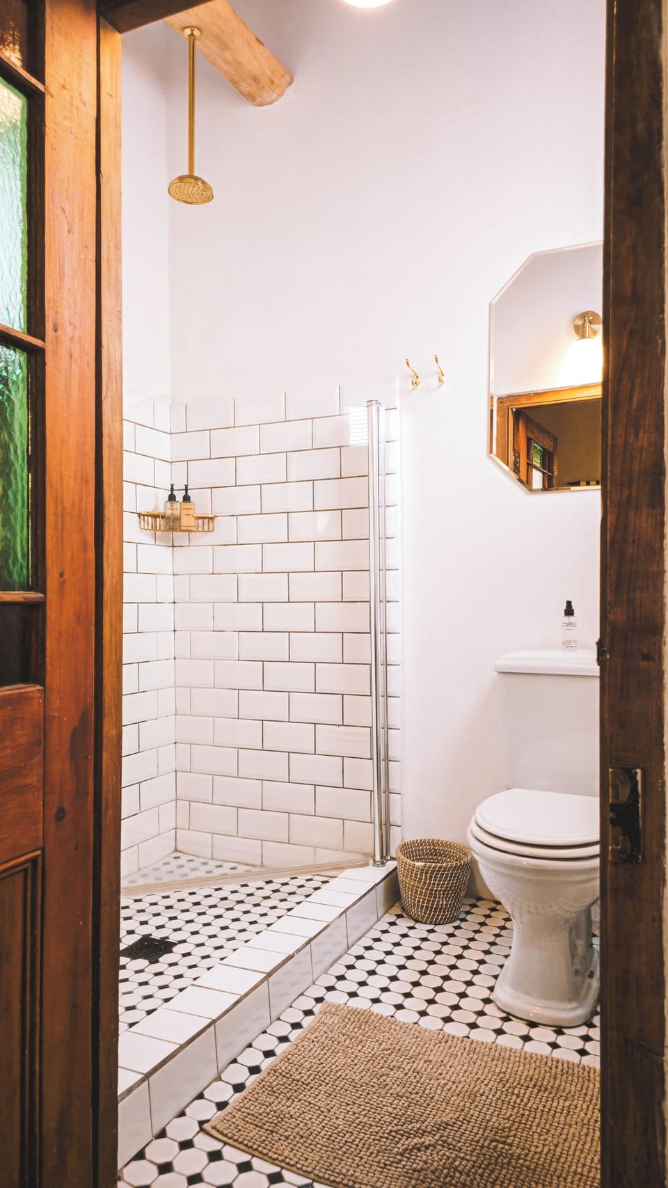 The Old Village Trader Suite | Bathroom | Shower, eco-friendly toiletries, towels