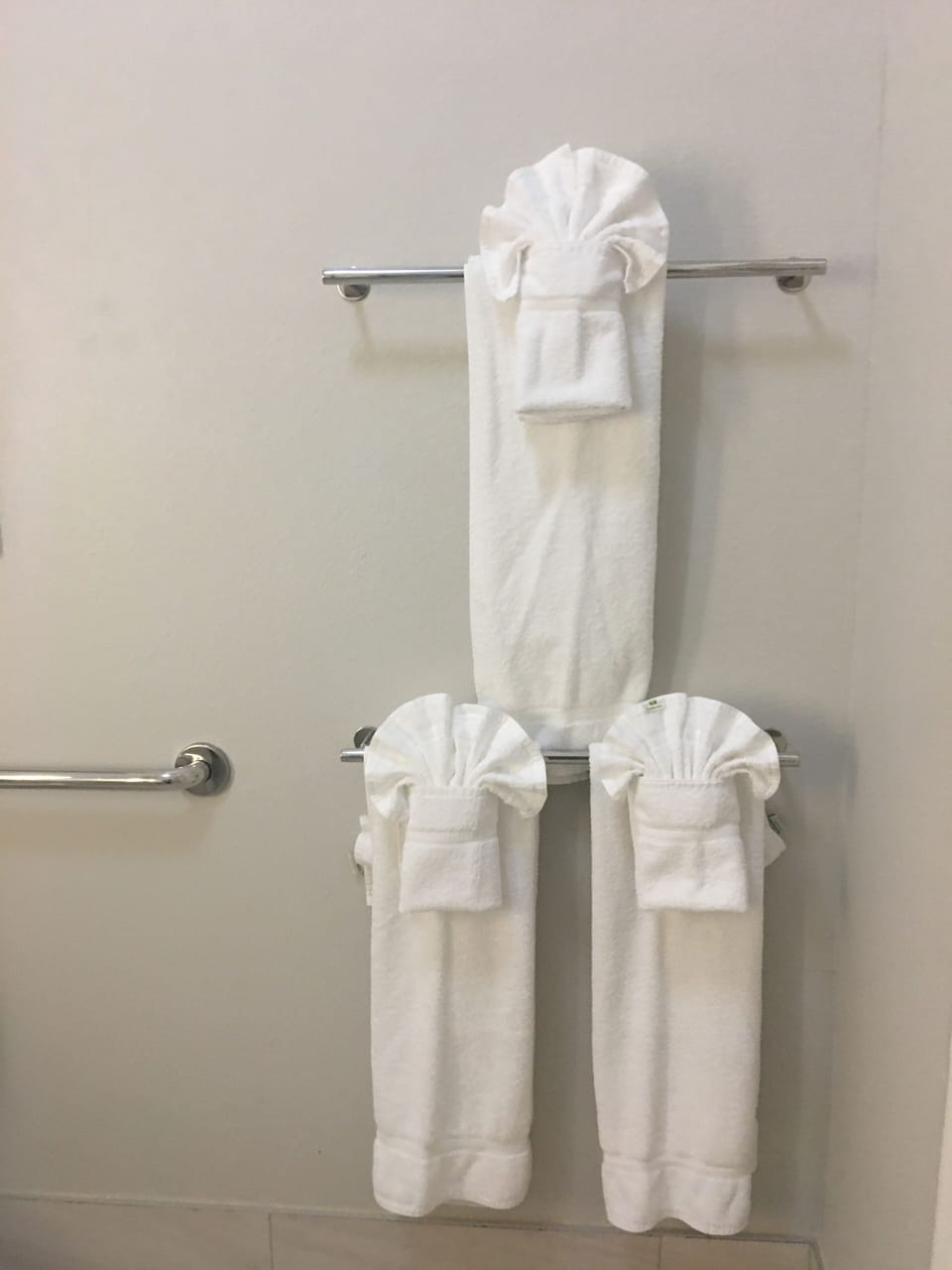 Combined shower/tub, rainfall showerhead, hair dryer, towels