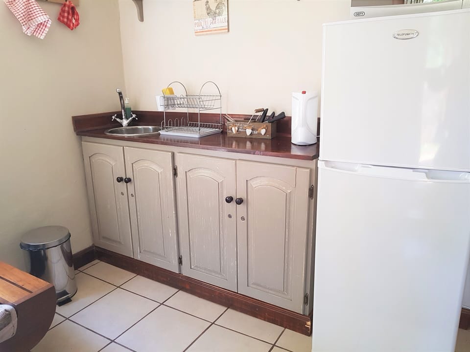 Comfort Cottage | Private kitchenette | Coffee/tea maker, microwave (on request), electric kettle