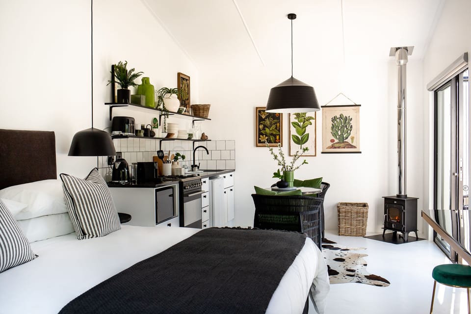 Deluxe Studio | Minibar, in-room safe, desk, laptop workspace