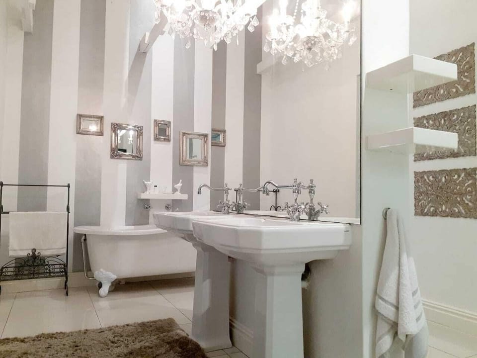 Luxury Room, 1 King Bed, Garden View | Bathroom | Shower, free toiletries, hair dryer, towels