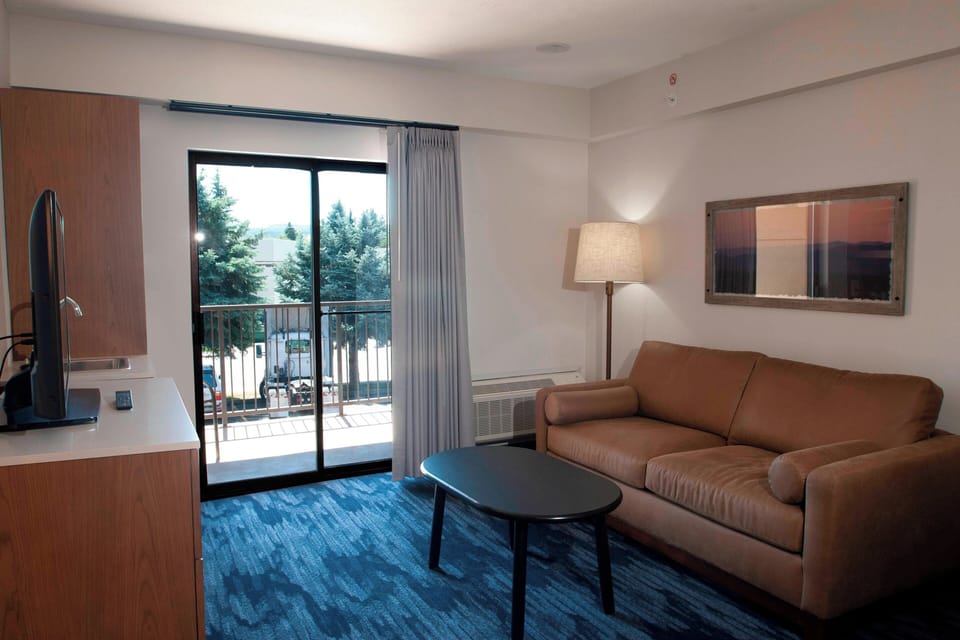 Desk, laptop workspace, iron/ironing board, free cribs/infant beds