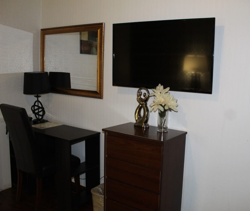 Basic Single Room, 1 Queen Bed | Desk, free WiFi, bed sheets